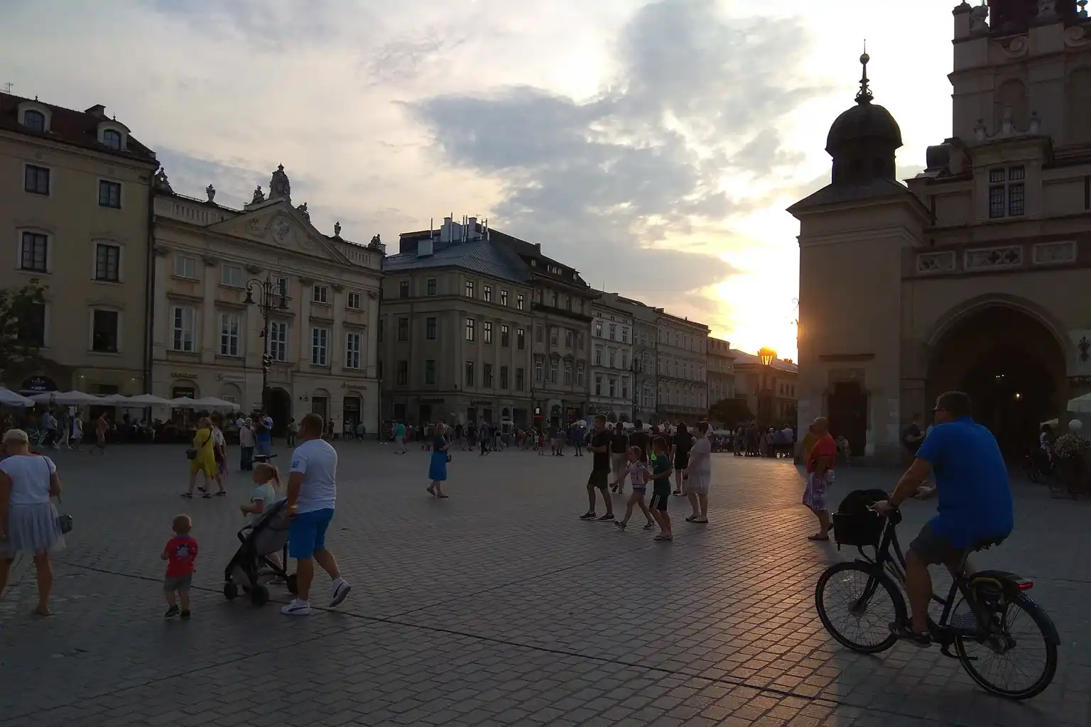 Evening light and travelers in Kraków's Main Market Square